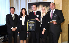 Minister Karlheiz Töchterle zeichnet Heidrun Seewald, Philipp Huber und Verena Kranewitter, T-Systems aus. Rechts: Studieninitiator Markus Gruber.